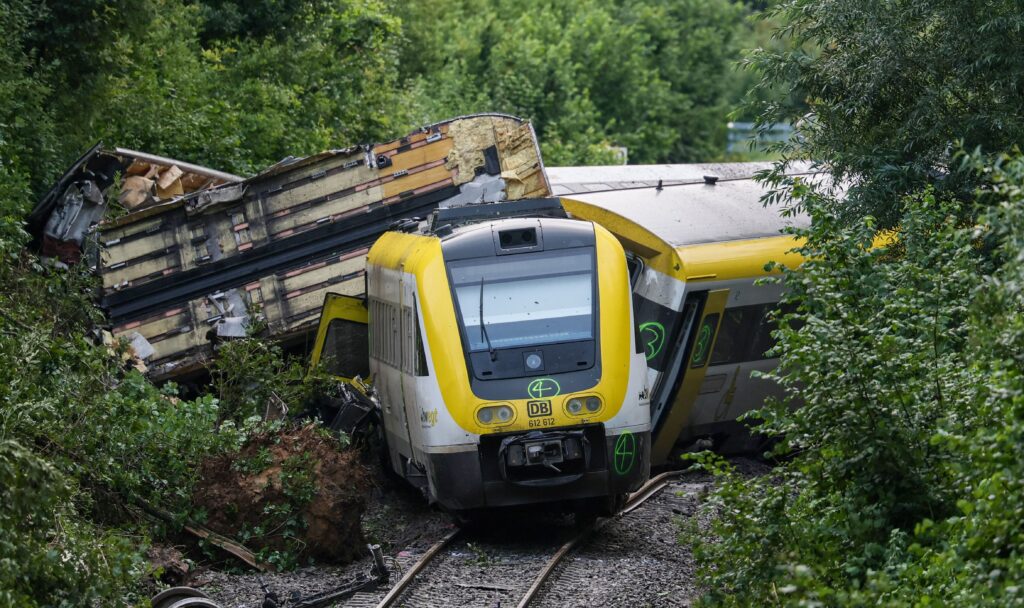 Allemagne : au moins trois morts dans un déraillement de train provoqué par un glissement de terrain