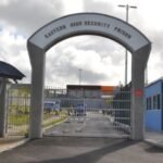 Prison de Melrose : deux suspects interceptés avec un sac rempli de téléphones, cigarettes et armes tranchantes