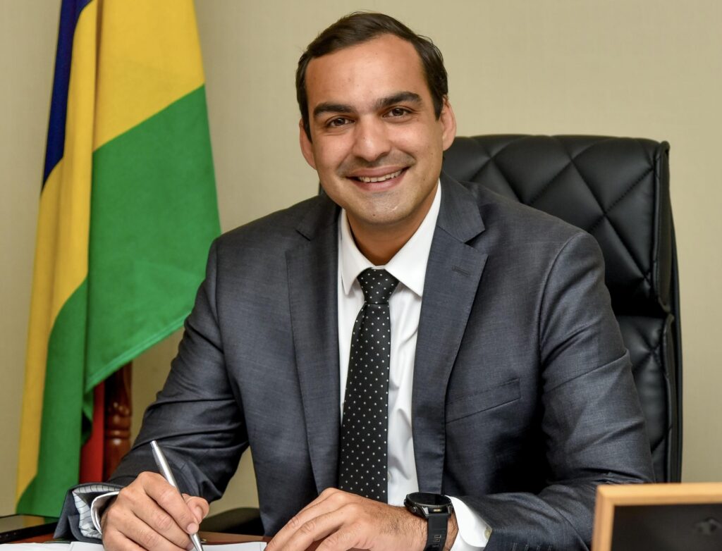 Adrien Duval hausse le ton sur plusieurs dossiers gouvernementaux