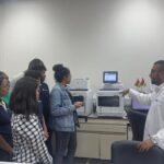 Héros de l’ombre : ces experts du laboratoire qui font parler les diagnostics