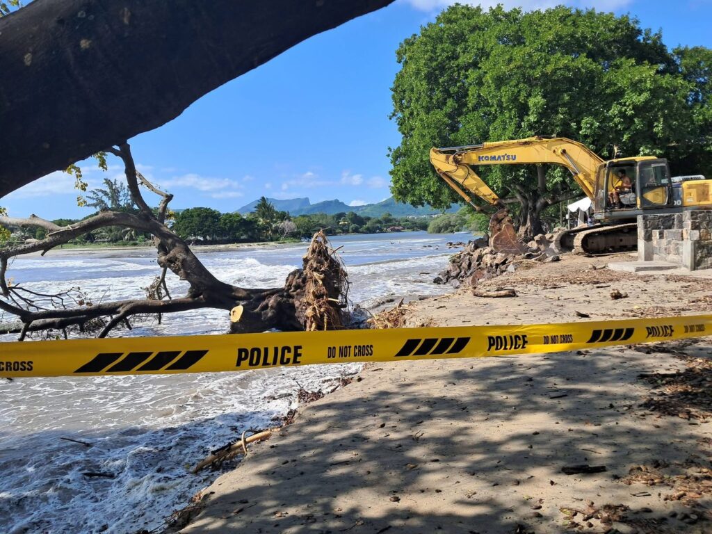 Érosion à Tamarin : des travaux d’urgence lancés sur 150 mètres de littoral