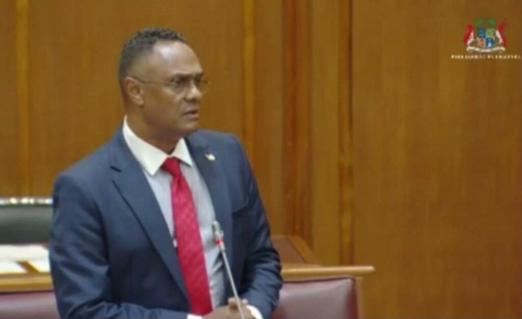 Sydney Pierre défie la ligne gouvernementale : « Je suis contre l’abolition de la pension universelle, même si cela doit me coûter mon poste »
