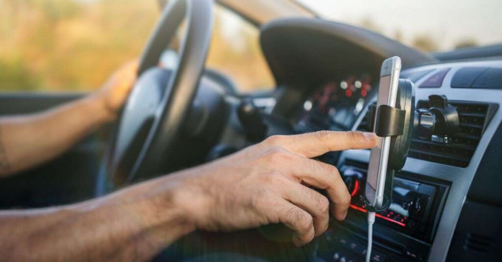 Téléphone au volant : le gouvernement veut clarifier la loi et autoriser le mains libres